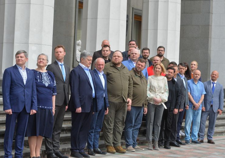 Народні депутати України, керівництво ВР України, посли європейських країн взяли участь у піднятті прапора ЄС на площі Конституції біля будівлі Парламенту України з нагоди святкування дня Європи в Україні.

