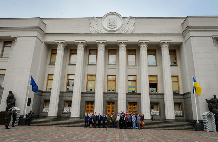 Народні депутати України, керівництво ВР України, посли європейських країн взяли участь у піднятті прапора ЄС на площі Конституції біля будівлі Парламенту України з нагоди святкування дня Європи в Україні.

