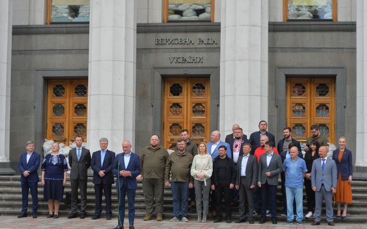 Народні депутати України, керівництво ВР України, посли європейських країн взяли участь у піднятті прапора ЄС на площі Конституції біля будівлі Парламенту України з нагоди святкування дня Європи в Україні.

