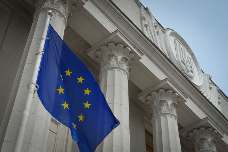 Народні депутати України, керівництво ВР України, посли європейських країн взяли участь у піднятті прапора ЄС на площі Конституції біля будівлі Парламенту України з нагоди святкування дня Європи в Україні.

