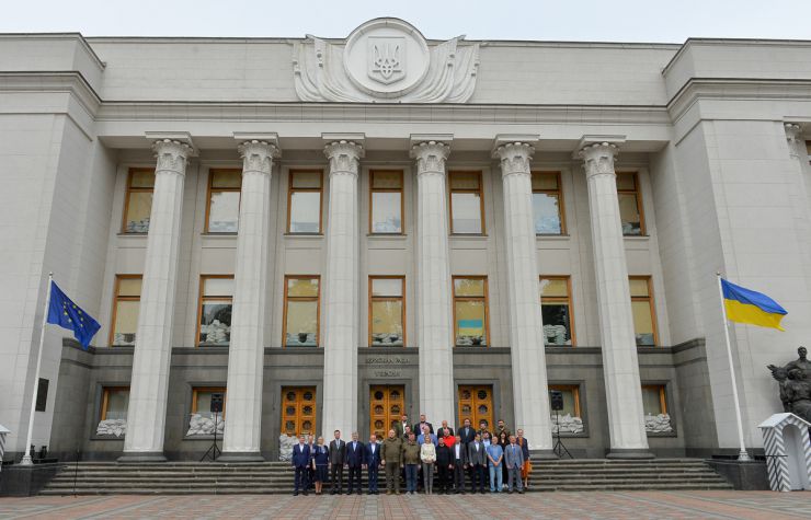 Народні депутати України, керівництво ВР України, посли європейських країн взяли участь у піднятті прапора ЄС на площі Конституції біля будівлі Парламенту України з нагоди святкування дня Європи в Україні.

