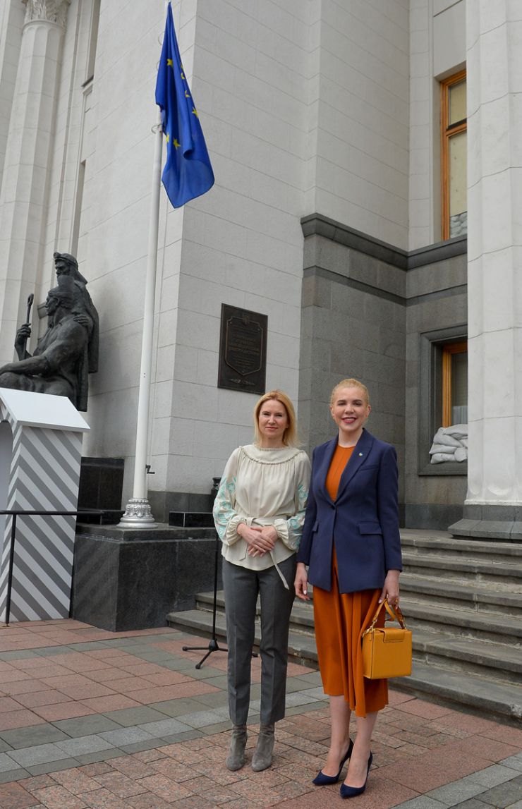 Народні депутати України, керівництво ВР України, посли європейських країн взяли участь у піднятті прапора ЄС на площі Конституції біля будівлі Парламенту України з нагоди святкування дня Європи в Україні.

