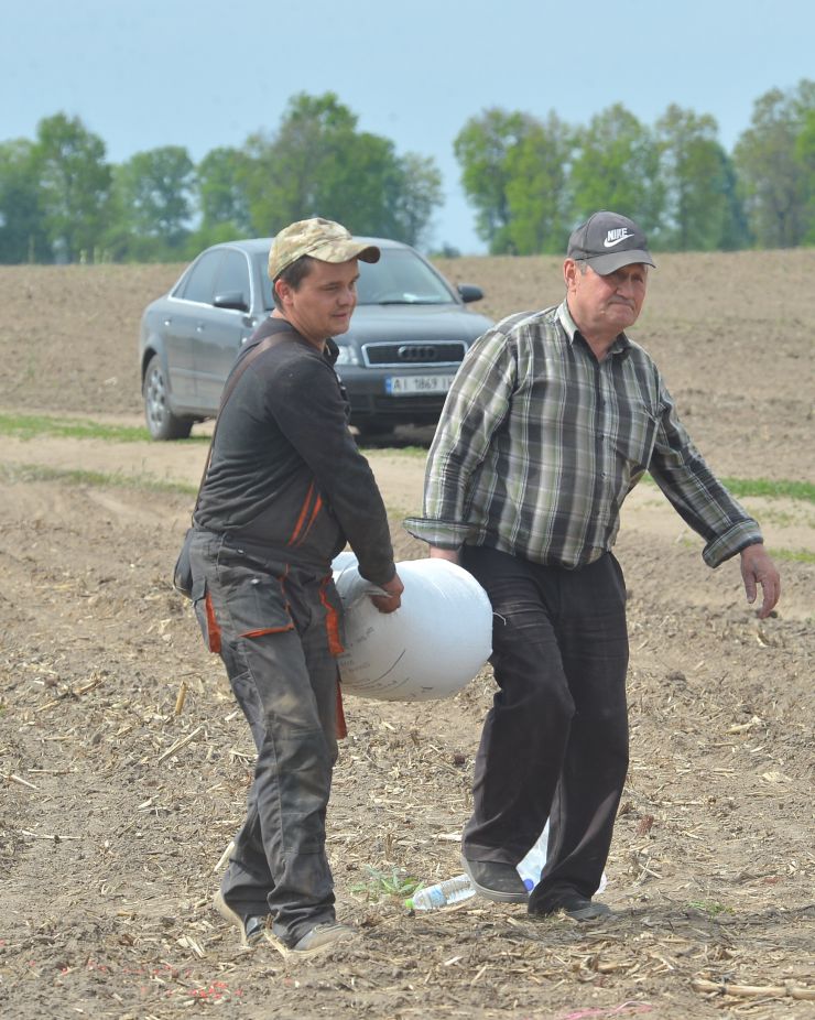 Посівна на Киїщині проходить у дуже складних умовах. 
Є труднощі із наявністю мінеральних добрив та пального..  Та аграрії розуміють важливість надійного тилу для захисників батьківщини. Тому вважають свою роботу - другим фронтом у боротьбі з ворогом..Україна буде з хлібом.В це переконали в агрофірмі ТОВ «Княжицьке» Броварського району.Засіяли площу 800 га соняшником більше 400га кукурудзею та ярею пшеницею.Робітник Олександр Царик показує добірне зерно що дасть гарний врожай.

