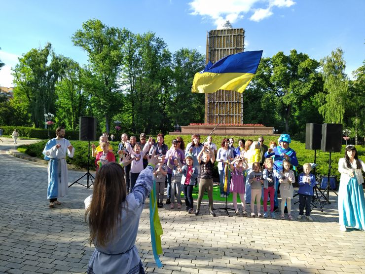 День Києва. Біля одягненого в захисну 