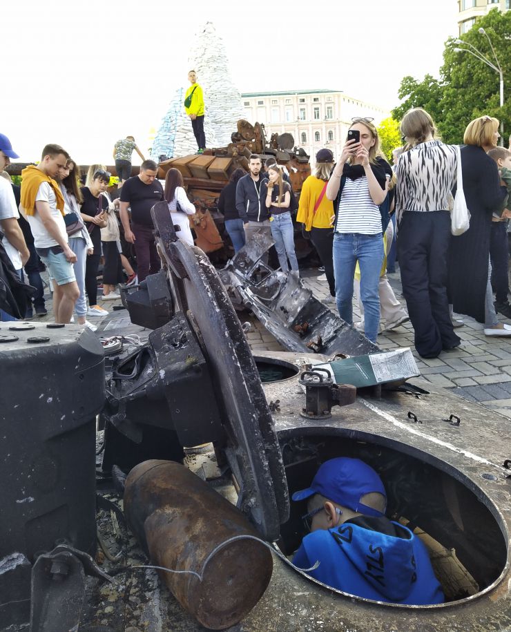 День Києва. Біля одягненого в захисну 