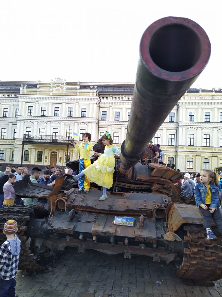 День Києва. Біля одягненого в захисну 