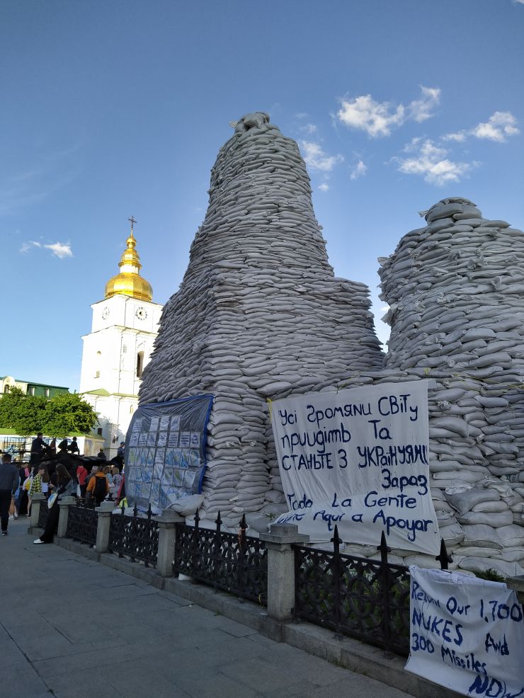 День Києва. Біля одягненого в захисну 