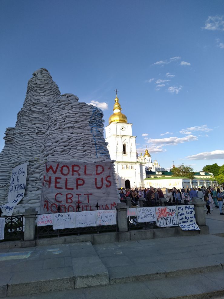 День Києва. Біля одягненого в захисну 