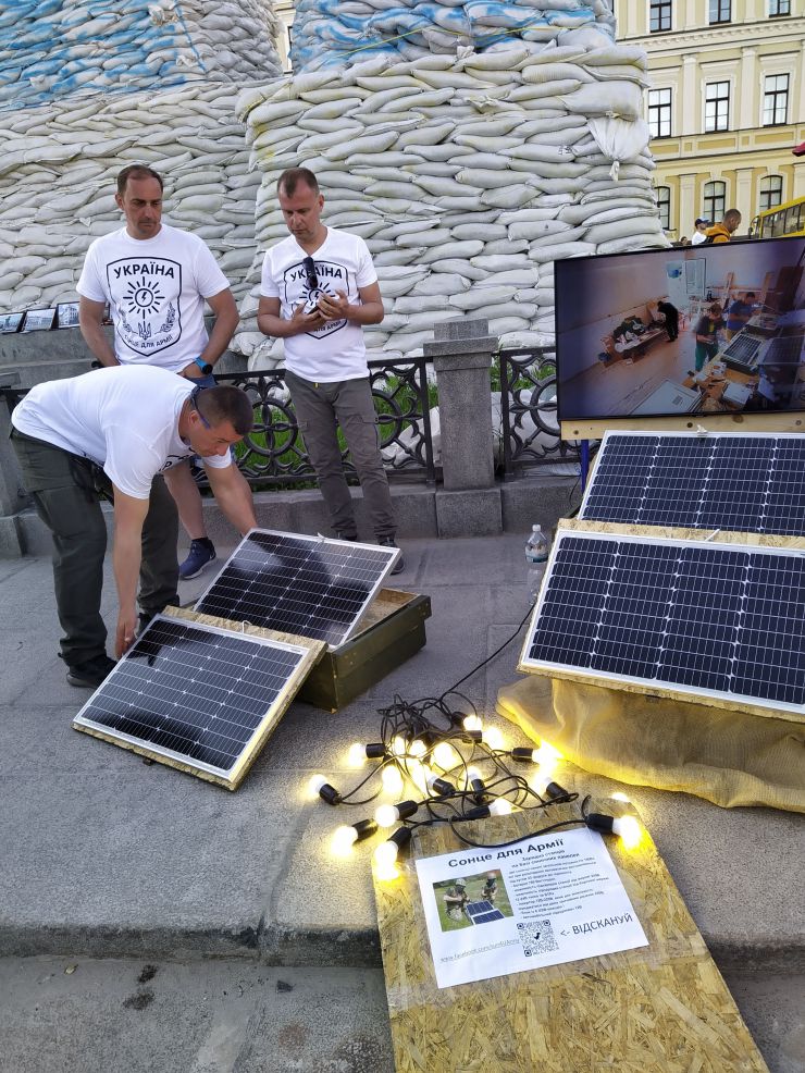 День Києва. Біля одягненого в захисну 
