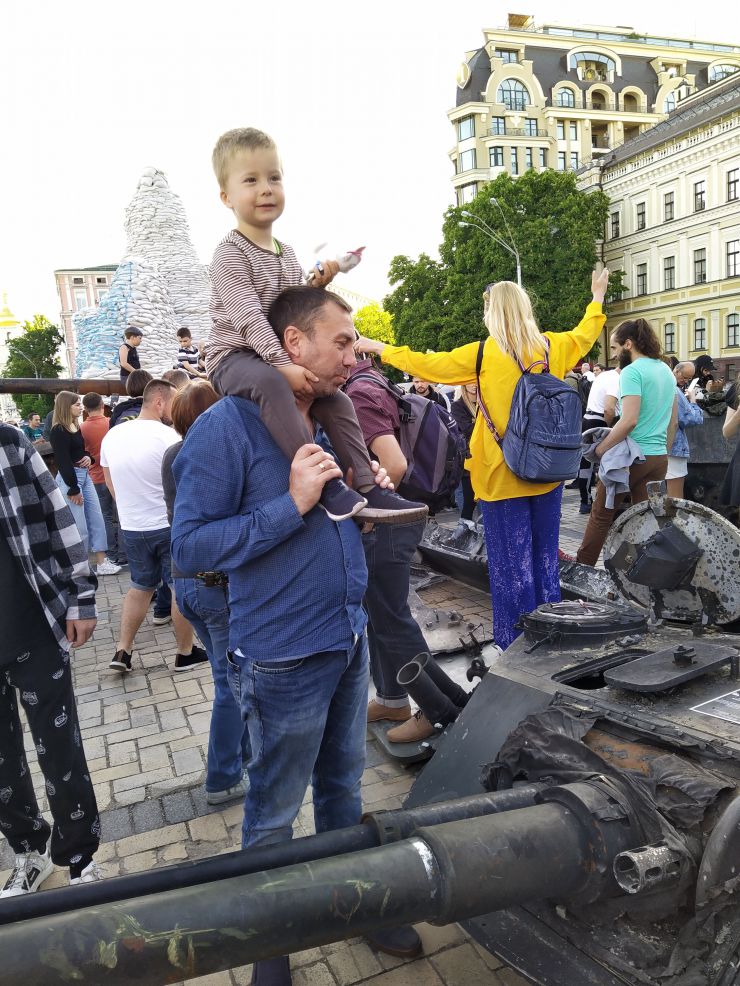 День Києва. Біля одягненого в захисну 