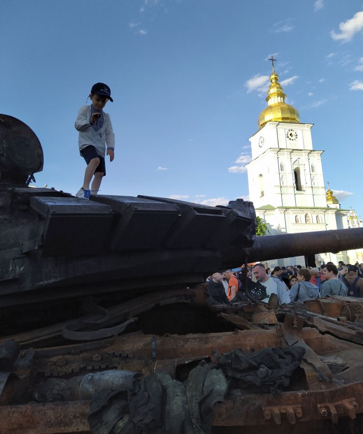 День Києва. Біля одягненого в захисну 