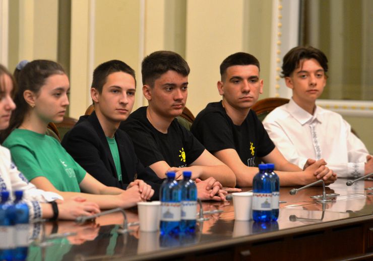 У День захисту дітей у Верховній Раді відбувся Всеукраїнський форум «Ми діти сильної країни -- України!», який було присвячено питанням захисту прав дітей України в умовах війни та привернення уваги міжнародної спільноти до умов безпеки дітей, їх навчання і розвитку.                              
Перший заступник Голови Верховної Ради України Олександр Корнієнко,  
Голова Комітету Верховної Ради з питань освіти, науки та інновацій Сергій Бабак, міністр освіти і науки України  Сергій Шкарлет 
