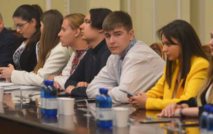 У День захисту дітей у Верховній Раді відбувся Всеукраїнський форум «Ми діти сильної країни -- України!», який було присвячено питанням захисту прав дітей України в умовах війни та привернення уваги міжнародної спільноти до умов безпеки дітей, їх навчання і розвитку.                              
Перший заступник Голови Верховної Ради України Олександр Корнієнко,  
Голова Комітету Верховної Ради з питань освіти, науки та інновацій Сергій Бабак, міністр освіти і науки України  Сергій Шкарлет 
