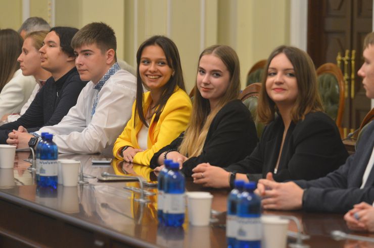У День захисту дітей у Верховній Раді відбувся Всеукраїнський форум «Ми діти сильної країни -- України!», який було присвячено питанням захисту прав дітей України в умовах війни та привернення уваги міжнародної спільноти до умов безпеки дітей, їх навчання і розвитку.                              
Перший заступник Голови Верховної Ради України Олександр Корнієнко,  
Голова Комітету Верховної Ради з питань освіти, науки та інновацій Сергій Бабак, міністр освіти і науки України  Сергій Шкарлет 
