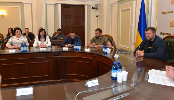 У День захисту дітей у Верховній Раді відбувся Всеукраїнський форум «Ми діти сильної країни -- України!», який було присвячено питанням захисту прав дітей України в умовах війни та привернення уваги міжнародної спільноти до умов безпеки дітей, їх навчання і розвитку.                              
Перший заступник Голови Верховної Ради України Олександр Корнієнко,  
Голова Комітету Верховної Ради з питань освіти, науки та інновацій Сергій Бабак, міністр освіти і науки України  Сергій Шкарлет 
