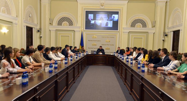 У День захисту дітей у Верховній Раді відбувся Всеукраїнський форум «Ми діти сильної країни -- України!», який було присвячено питанням захисту прав дітей України в умовах війни та привернення уваги міжнародної спільноти до умов безпеки дітей, їх навчання і розвитку.                              
Перший заступник Голови Верховної Ради України Олександр Корнієнко,  
Голова Комітету Верховної Ради з питань освіти, науки та інновацій Сергій Бабак, міністр освіти і науки України  Сергій Шкарлет 
