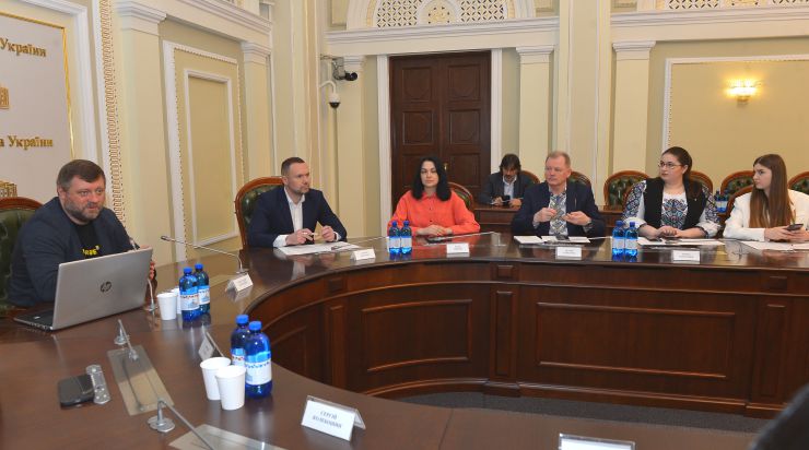 У День захисту дітей у Верховній Раді відбувся Всеукраїнський форум «Ми діти сильної країни -- України!», який було присвячено питанням захисту прав дітей України в умовах війни та привернення уваги міжнародної спільноти до умов безпеки дітей, їх навчання і розвитку.                              
Перший заступник Голови Верховної Ради України Олександр Корнієнко,  
Голова Комітету Верховної Ради з питань освіти, науки та інновацій Сергій Бабак, міністр освіти і науки України  Сергій Шкарлет 
