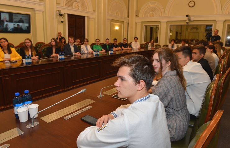 У День захисту дітей у Верховній Раді відбувся Всеукраїнський форум «Ми діти сильної країни -- України!», який було присвячено питанням захисту прав дітей України в умовах війни та привернення уваги міжнародної спільноти до умов безпеки дітей, їх навчання і розвитку.                              
Перший заступник Голови Верховної Ради України Олександр Корнієнко,  
Голова Комітету Верховної Ради з питань освіти, науки та інновацій Сергій Бабак, міністр освіти і науки України  Сергій Шкарлет 
