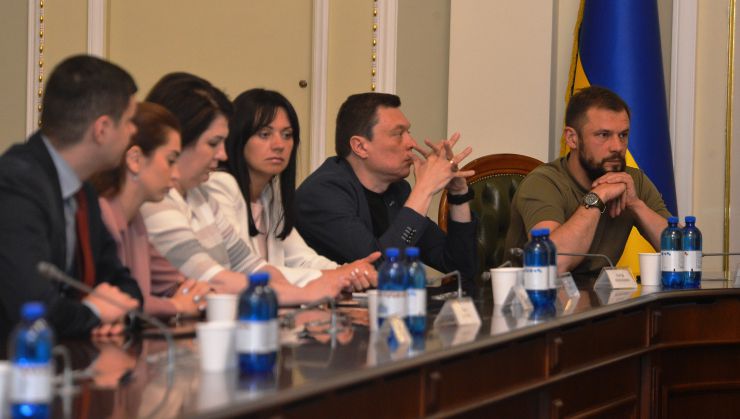 У День захисту дітей у Верховній Раді відбувся Всеукраїнський форум «Ми діти сильної країни -- України!», який було присвячено питанням захисту прав дітей України в умовах війни та привернення уваги міжнародної спільноти до умов безпеки дітей, їх навчання і розвитку.                              
Перший заступник Голови Верховної Ради України Олександр Корнієнко,  
Голова Комітету Верховної Ради з питань освіти, науки та інновацій Сергій Бабак, міністр освіти і науки України  Сергій Шкарлет 
