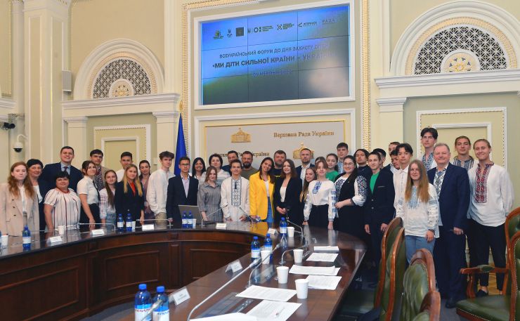 У День захисту дітей у Верховній Раді відбувся Всеукраїнський форум «Ми діти сильної країни -- України!», який було присвячено питанням захисту прав дітей України в умовах війни та привернення уваги міжнародної спільноти до умов безпеки дітей, їх навчання і розвитку.                              
Перший заступник Голови Верховної Ради України Олександр Корнієнко,  
Голова Комітету Верховної Ради з питань освіти, науки та інновацій Сергій Бабак, міністр освіти і науки України  Сергій Шкарлет 
