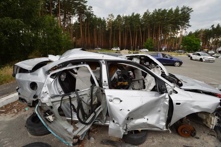 Російські окупанти зайняли місто Ірпінь 27 лютого 2022 року, а звільнити його вдалося лише 28 березня. На околиці Ірпеня, після звільнення від російських окупантів, вивезли зібрані містом автомобілі, які були пошкоджені в ході бойових зіткнень. Відомо, що багато хто під час евакуації кидав свої авто на російських блокпостах, а також перед підірваними мостами. На стоянку до Ірпені завезли кілька сотень автомобілів. Спалені автомобілі просто складали у велику купу. Постраждалі менше просто розставляли. Багато власників знайшли свої на таких стоянках. Деякі вже забрали звідти. Цвинтарі загиблих автомобілів з'являються в Україні. За два перших  місяці війни російські окупанти знищили щонайменше 200 тисяч машин. І це попередні підрахунки від Мінекономіки. Зараз перед місцевими адміністраціями стоїть завдання – знайти дільниці та облаштувати на них так звані 