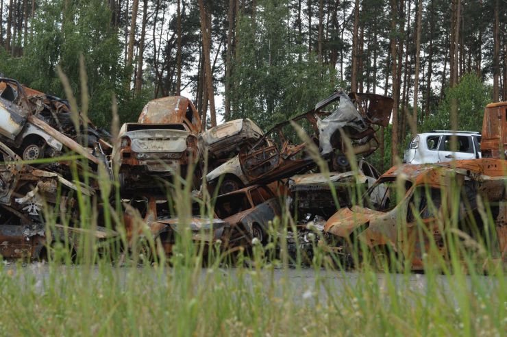 Російські окупанти зайняли місто Ірпінь 27 лютого 2022 року, а звільнити його вдалося лише 28 березня. На околиці Ірпеня, після звільнення від російських окупантів, вивезли зібрані містом автомобілі, які були пошкоджені в ході бойових зіткнень. Відомо, що багато хто під час евакуації кидав свої авто на російських блокпостах, а також перед підірваними мостами. На стоянку до Ірпені завезли кілька сотень автомобілів. Спалені автомобілі просто складали у велику купу. Постраждалі менше просто розставляли. Багато власників знайшли свої на таких стоянках. Деякі вже забрали звідти. Цвинтарі загиблих автомобілів з'являються в Україні. За два перших  місяці війни російські окупанти знищили щонайменше 200 тисяч машин. І це попередні підрахунки від Мінекономіки. Зараз перед місцевими адміністраціями стоїть завдання – знайти дільниці та облаштувати на них так звані 