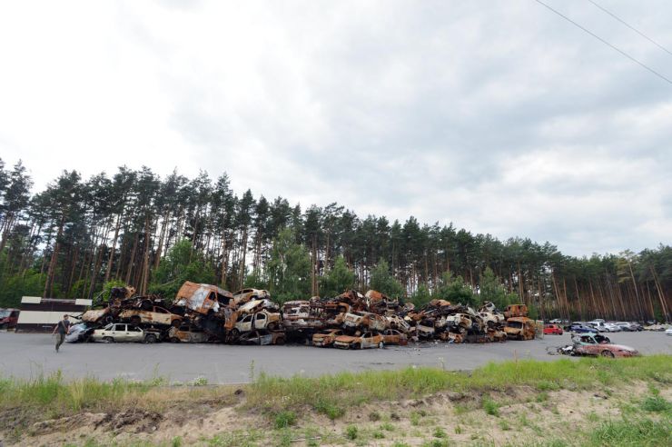 Російські окупанти зайняли місто Ірпінь 27 лютого 2022 року, а звільнити його вдалося лише 28 березня. На околиці Ірпеня, після звільнення від російських окупантів, вивезли зібрані містом автомобілі, які були пошкоджені в ході бойових зіткнень. Відомо, що багато хто під час евакуації кидав свої авто на російських блокпостах, а також перед підірваними мостами. На стоянку до Ірпені завезли кілька сотень автомобілів. Спалені автомобілі просто складали у велику купу. Постраждалі менше просто розставляли. Багато власників знайшли свої на таких стоянках. Деякі вже забрали звідти. Цвинтарі загиблих автомобілів з'являються в Україні. За два перших  місяці війни російські окупанти знищили щонайменше 200 тисяч машин. І це попередні підрахунки від Мінекономіки. Зараз перед місцевими адміністраціями стоїть завдання – знайти дільниці та облаштувати на них так звані 