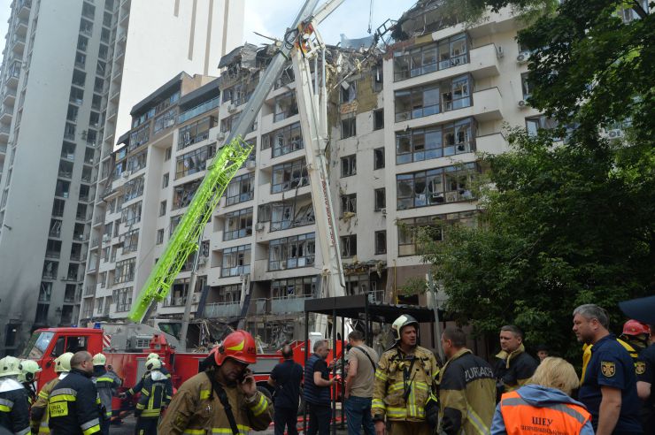 Вранці в неділю, 26 червня, близько 06:30 ранку російські військові завдали серії повітряних ударів по Києву. Ракети потрапили до житлового району, а також дитячого садка. Постраждав будинок у Шевченківському районі столиці, внаслідок чого сталося загоряння у 9-поверховому житловому будинку з частковою руйнацією 7, 8 та 9 поверхів. 
Рятувальники розповіли, що їм удалося врятувати з-під завалів 7-річну дівчинку, її направили до лікарні. Під завалами залишалася її мати, 36-річна жінка, яку придавило плитою. Жінку вдалося визволити рятувальникам. Згідно з наявними даними, вона – громадянка Росії, Катерина Волкова. Одна людина загинула – ймовірно, батько дівчинки. 
«Друге попадання «високоточної» ракети Путіна було до дитячого садка Києва на вулиці Половецькій. На місці, де був дитячий майданчик, тепер вирва діаметром 7 метрів», — додав радник голови МВС Антон Геращенко.
Росія вранці 26 червня обстрілювала Київ із застосуванням стратегічних бомбардувальників Ту-95 та Ту-160. Про це заявив речник командування Повітряних сил Збройних сил України Юрій Ігнат в ефірі загальнонаціонального телемарафону. 