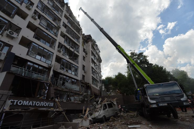 Вранці в неділю, 26 червня, близько 06:30 ранку російські військові завдали серії повітряних ударів по Києву. Ракети потрапили до житлового району, а також дитячого садка. Постраждав будинок у Шевченківському районі столиці, внаслідок чого сталося загоряння у 9-поверховому житловому будинку з частковою руйнацією 7, 8 та 9 поверхів. 
Рятувальники розповіли, що їм удалося врятувати з-під завалів 7-річну дівчинку, її направили до лікарні. Під завалами залишалася її мати, 36-річна жінка, яку придавило плитою. Жінку вдалося визволити рятувальникам. Згідно з наявними даними, вона – громадянка Росії, Катерина Волкова. Одна людина загинула – ймовірно, батько дівчинки. 
«Друге попадання «високоточної» ракети Путіна було до дитячого садка Києва на вулиці Половецькій. На місці, де був дитячий майданчик, тепер вирва діаметром 7 метрів», — додав радник голови МВС Антон Геращенко.
Росія вранці 26 червня обстрілювала Київ із застосуванням стратегічних бомбардувальників Ту-95 та Ту-160. Про це заявив речник командування Повітряних сил Збройних сил України Юрій Ігнат в ефірі загальнонаціонального телемарафону. 
