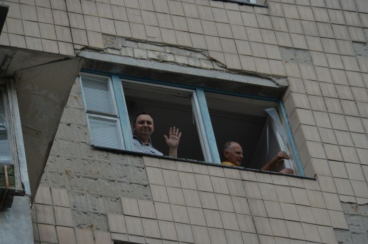 Вранці в неділю, 26 червня, близько 06:30 ранку російські військові завдали серії повітряних ударів по Києву. Ракети потрапили до житлового району, а також дитячого садка. Постраждав будинок у Шевченківському районі столиці, внаслідок чого сталося загоряння у 9-поверховому житловому будинку з частковою руйнацією 7, 8 та 9 поверхів. 
Рятувальники розповіли, що їм удалося врятувати з-під завалів 7-річну дівчинку, її направили до лікарні. Під завалами залишалася її мати, 36-річна жінка, яку придавило плитою. Жінку вдалося визволити рятувальникам. Згідно з наявними даними, вона – громадянка Росії, Катерина Волкова. Одна людина загинула – ймовірно, батько дівчинки. 
«Друге попадання «високоточної» ракети Путіна було до дитячого садка Києва на вулиці Половецькій. На місці, де був дитячий майданчик, тепер вирва діаметром 7 метрів», — додав радник голови МВС Антон Геращенко.
Росія вранці 26 червня обстрілювала Київ із застосуванням стратегічних бомбардувальників Ту-95 та Ту-160. Про це заявив речник командування Повітряних сил Збройних сил України Юрій Ігнат в ефірі загальнонаціонального телемарафону. 