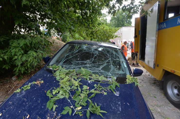 Вранці в неділю, 26 червня, близько 06:30 ранку російські військові завдали серії повітряних ударів по Києву. Ракети потрапили до житлового району, а також дитячого садка. Постраждав будинок у Шевченківському районі столиці, внаслідок чого сталося загоряння у 9-поверховому житловому будинку з частковою руйнацією 7, 8 та 9 поверхів. 
Рятувальники розповіли, що їм удалося врятувати з-під завалів 7-річну дівчинку, її направили до лікарні. Під завалами залишалася її мати, 36-річна жінка, яку придавило плитою. Жінку вдалося визволити рятувальникам. Згідно з наявними даними, вона – громадянка Росії, Катерина Волкова. Одна людина загинула – ймовірно, батько дівчинки. 
«Друге попадання «високоточної» ракети Путіна було до дитячого садка Києва на вулиці Половецькій. На місці, де був дитячий майданчик, тепер вирва діаметром 7 метрів», — додав радник голови МВС Антон Геращенко.
Росія вранці 26 червня обстрілювала Київ із застосуванням стратегічних бомбардувальників Ту-95 та Ту-160. Про це заявив речник командування Повітряних сил Збройних сил України Юрій Ігнат в ефірі загальнонаціонального телемарафону. 