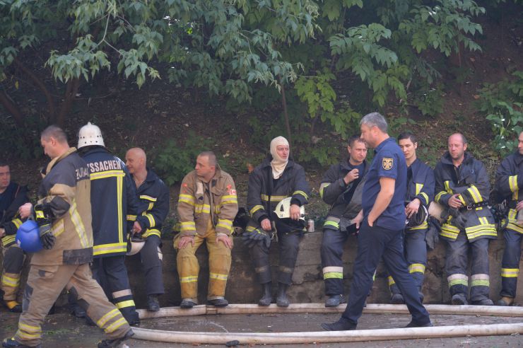 Вранці в неділю, 26 червня, близько 06:30 ранку російські військові завдали серії повітряних ударів по Києву. Ракети потрапили до житлового району, а також дитячого садка. Постраждав будинок у Шевченківському районі столиці, внаслідок чого сталося загоряння у 9-поверховому житловому будинку з частковою руйнацією 7, 8 та 9 поверхів. 
Рятувальники розповіли, що їм удалося врятувати з-під завалів 7-річну дівчинку, її направили до лікарні. Під завалами залишалася її мати, 36-річна жінка, яку придавило плитою. Жінку вдалося визволити рятувальникам. Згідно з наявними даними, вона – громадянка Росії, Катерина Волкова. Одна людина загинула – ймовірно, батько дівчинки. 
«Друге попадання «високоточної» ракети Путіна було до дитячого садка Києва на вулиці Половецькій. На місці, де був дитячий майданчик, тепер вирва діаметром 7 метрів», — додав радник голови МВС Антон Геращенко.
Росія вранці 26 червня обстрілювала Київ із застосуванням стратегічних бомбардувальників Ту-95 та Ту-160. Про це заявив речник командування Повітряних сил Збройних сил України Юрій Ігнат в ефірі загальнонаціонального телемарафону. 