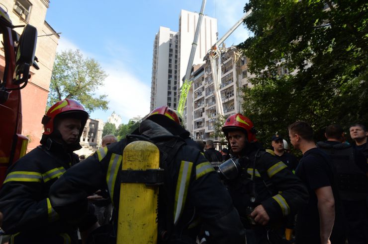 Вранці в неділю, 26 червня, близько 06:30 ранку російські військові завдали серії повітряних ударів по Києву. Ракети потрапили до житлового району, а також дитячого садка. Постраждав будинок у Шевченківському районі столиці, внаслідок чого сталося загоряння у 9-поверховому житловому будинку з частковою руйнацією 7, 8 та 9 поверхів. 
Рятувальники розповіли, що їм удалося врятувати з-під завалів 7-річну дівчинку, її направили до лікарні. Під завалами залишалася її мати, 36-річна жінка, яку придавило плитою. Жінку вдалося визволити рятувальникам. Згідно з наявними даними, вона – громадянка Росії, Катерина Волкова. Одна людина загинула – ймовірно, батько дівчинки. 
«Друге попадання «високоточної» ракети Путіна було до дитячого садка Києва на вулиці Половецькій. На місці, де був дитячий майданчик, тепер вирва діаметром 7 метрів», — додав радник голови МВС Антон Геращенко.
Росія вранці 26 червня обстрілювала Київ із застосуванням стратегічних бомбардувальників Ту-95 та Ту-160. Про це заявив речник командування Повітряних сил Збройних сил України Юрій Ігнат в ефірі загальнонаціонального телемарафону. 