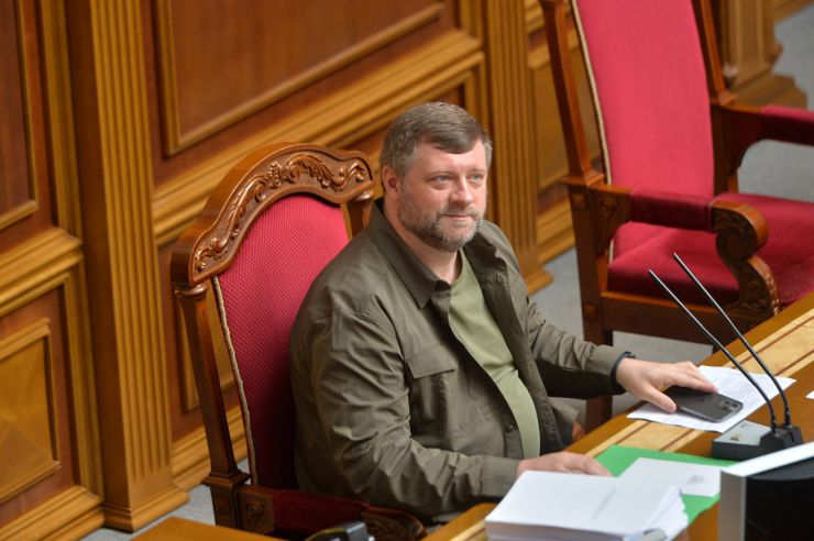 Засідання Верховної Ради України 1 липня. Почесне внесення прапору Європейського Союзу до зали Верховної Ради України. Виступи Президентки Європейської Комісії Урсули фон дер Ляєн та Президента України Володимира Зеленського. Президент України Володимир Зеленський, Голова Верховної Ради Руслан Стефанчук і Прем’єр-міністр Денис Шмигаль підписали Спільну заяву щодо рішення Європейської Ради про надання Україні статусу кандидата на членство у Европейському Союзі.