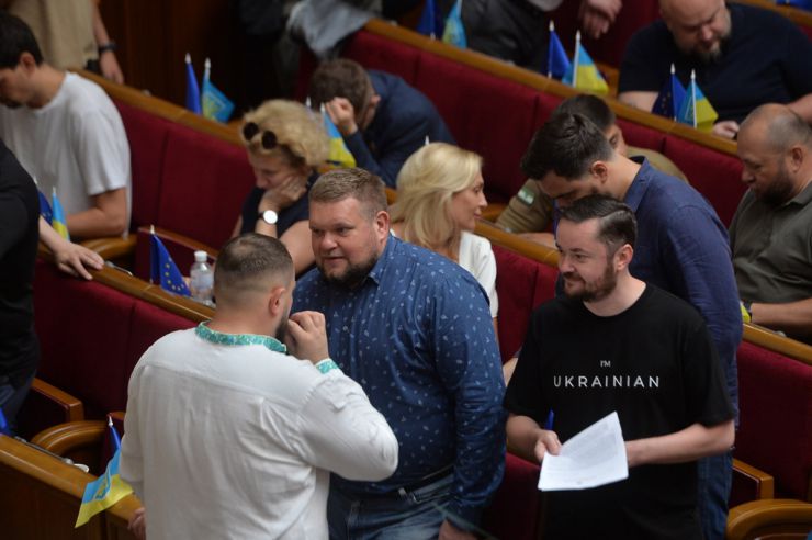 Засідання Верховної Ради України 1 липня. Почесне внесення прапору Європейського Союзу до зали Верховної Ради України. Виступи Президентки Європейської Комісії Урсули фон дер Ляєн та Президента України Володимира Зеленського. Президент України Володимир Зеленський, Голова Верховної Ради Руслан Стефанчук і Прем’єр-міністр Денис Шмигаль підписали Спільну заяву щодо рішення Європейської Ради про надання Україні статусу кандидата на членство у Европейському Союзі.