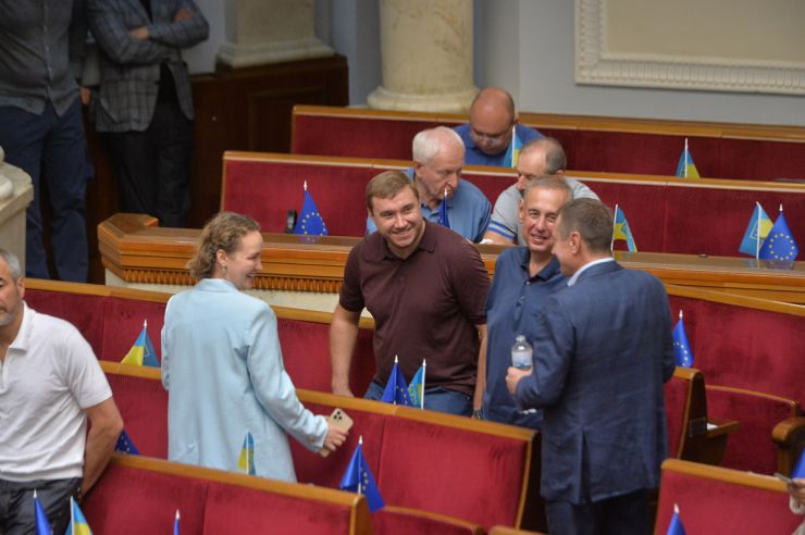 Засідання Верховної Ради України 1 липня. Почесне внесення прапору Європейського Союзу до зали Верховної Ради України. Виступи Президентки Європейської Комісії Урсули фон дер Ляєн та Президента України Володимира Зеленського. Президент України Володимир Зеленський, Голова Верховної Ради Руслан Стефанчук і Прем’єр-міністр Денис Шмигаль підписали Спільну заяву щодо рішення Європейської Ради про надання Україні статусу кандидата на членство у Европейському Союзі.