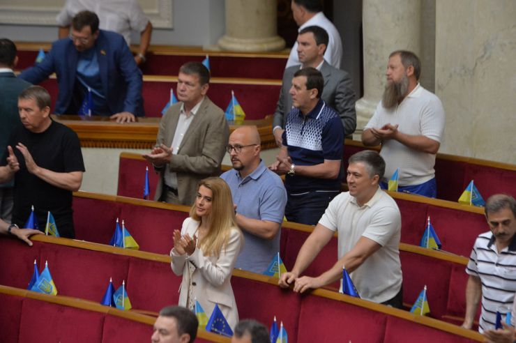 Засідання Верховної Ради України 1 липня. Почесне внесення прапору Європейського Союзу до зали Верховної Ради України. Виступи Президентки Європейської Комісії Урсули фон дер Ляєн та Президента України Володимира Зеленського. Президент України Володимир Зеленський, Голова Верховної Ради Руслан Стефанчук і Прем’єр-міністр Денис Шмигаль підписали Спільну заяву щодо рішення Європейської Ради про надання Україні статусу кандидата на членство у Европейському Союзі.
