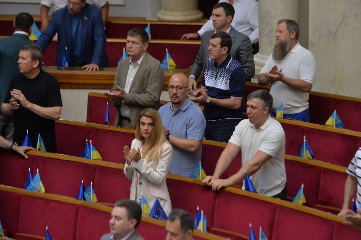 Засідання Верховної Ради України 1 липня. Почесне внесення прапору Європейського Союзу до зали Верховної Ради України. Виступи Президентки Європейської Комісії Урсули фон дер Ляєн та Президента України Володимира Зеленського. Президент України Володимир Зеленський, Голова Верховної Ради Руслан Стефанчук і Прем’єр-міністр Денис Шмигаль підписали Спільну заяву щодо рішення Європейської Ради про надання Україні статусу кандидата на членство у Европейському Союзі.