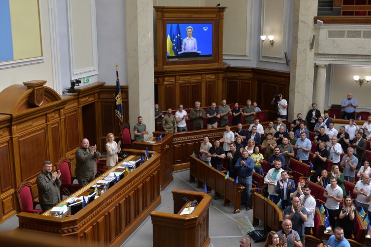 Засідання Верховної Ради України 1 липня. Почесне внесення прапору Європейського Союзу до зали Верховної Ради України. Виступи Президентки Європейської Комісії Урсули фон дер Ляєн та Президента України Володимира Зеленського. Президент України Володимир Зеленський, Голова Верховної Ради Руслан Стефанчук і Прем’єр-міністр Денис Шмигаль підписали Спільну заяву щодо рішення Європейської Ради про надання Україні статусу кандидата на членство у Европейському Союзі.