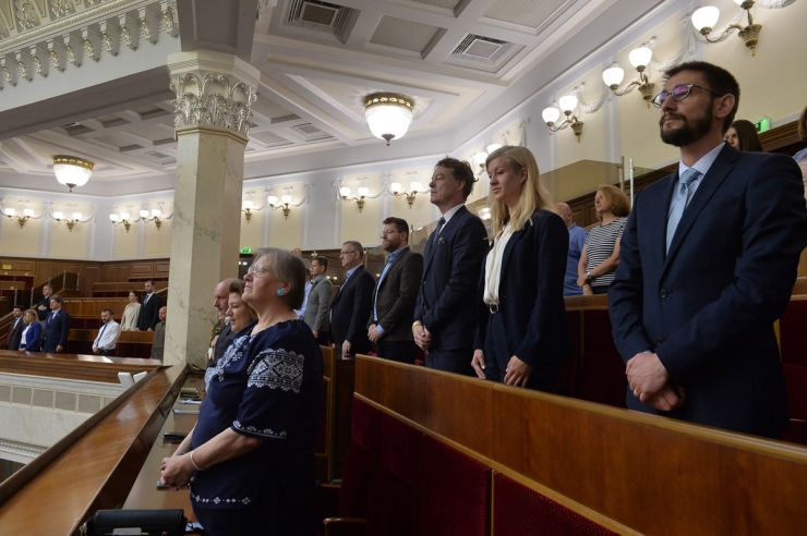 Засідання Верховної Ради України 1 липня. Почесне внесення прапору Європейського Союзу до зали Верховної Ради України. Виступи Президентки Європейської Комісії Урсули фон дер Ляєн та Президента України Володимира Зеленського. Президент України Володимир Зеленський, Голова Верховної Ради Руслан Стефанчук і Прем’єр-міністр Денис Шмигаль підписали Спільну заяву щодо рішення Європейської Ради про надання Україні статусу кандидата на членство у Европейському Союзі.