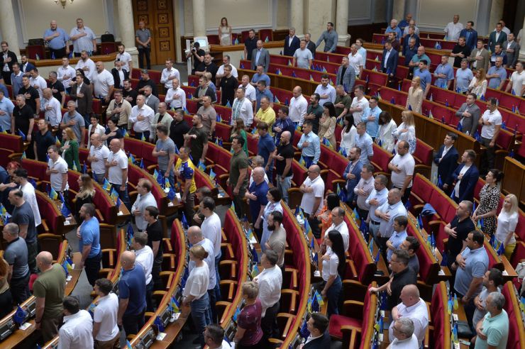 Засідання Верховної Ради України 1 липня. Почесне внесення прапору Європейського Союзу до зали Верховної Ради України. Виступи Президентки Європейської Комісії Урсули фон дер Ляєн та Президента України Володимира Зеленського. Президент України Володимир Зеленський, Голова Верховної Ради Руслан Стефанчук і Прем’єр-міністр Денис Шмигаль підписали Спільну заяву щодо рішення Європейської Ради про надання Україні статусу кандидата на членство у Европейському Союзі.