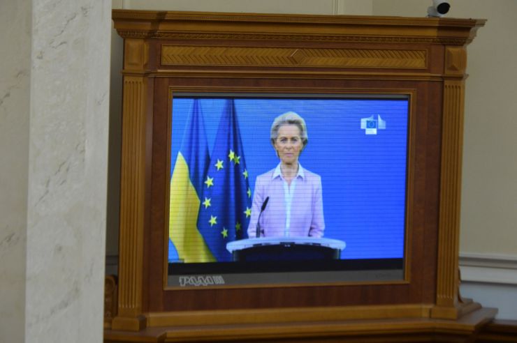 Засідання Верховної Ради України 1 липня. Почесне внесення прапору Європейського Союзу до зали Верховної Ради України. Виступи Президентки Європейської Комісії Урсули фон дер Ляєн та Президента України Володимира Зеленського. Президент України Володимир Зеленський, Голова Верховної Ради Руслан Стефанчук і Прем’єр-міністр Денис Шмигаль підписали Спільну заяву щодо рішення Європейської Ради про надання Україні статусу кандидата на членство у Европейському Союзі.
