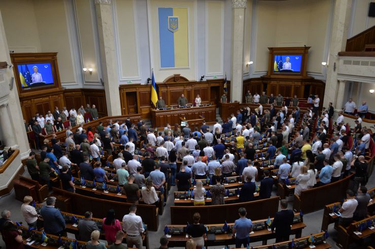 Засідання Верховної Ради України 1 липня. Почесне внесення прапору Європейського Союзу до зали Верховної Ради України. Виступи Президентки Європейської Комісії Урсули фон дер Ляєн та Президента України Володимира Зеленського. Президент України Володимир Зеленський, Голова Верховної Ради Руслан Стефанчук і Прем’єр-міністр Денис Шмигаль підписали Спільну заяву щодо рішення Європейської Ради про надання Україні статусу кандидата на членство у Европейському Союзі.