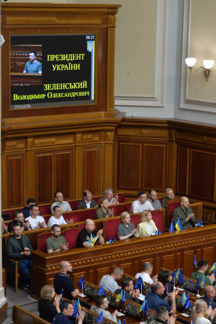 Засідання Верховної Ради України 1 липня. Почесне внесення прапору Європейського Союзу до зали Верховної Ради України. Виступи Президентки Європейської Комісії Урсули фон дер Ляєн та Президента України Володимира Зеленського. Президент України Володимир Зеленський, Голова Верховної Ради Руслан Стефанчук і Прем’єр-міністр Денис Шмигаль підписали Спільну заяву щодо рішення Європейської Ради про надання Україні статусу кандидата на членство у Европейському Союзі.