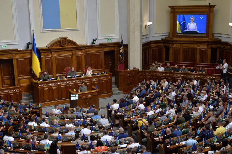 Засідання Верховної Ради України 1 липня. Почесне внесення прапору Європейського Союзу до зали Верховної Ради України. Виступи Президентки Європейської Комісії Урсули фон дер Ляєн та Президента України Володимира Зеленського. Президент України Володимир Зеленський, Голова Верховної Ради Руслан Стефанчук і Прем’єр-міністр Денис Шмигаль підписали Спільну заяву щодо рішення Європейської Ради про надання Україні статусу кандидата на членство у Европейському Союзі.