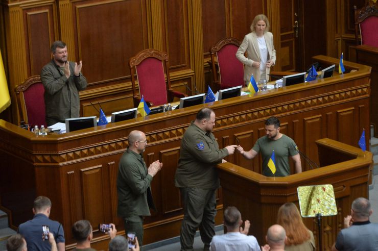 Засідання Верховної Ради України 1 липня. Почесне внесення прапору Європейського Союзу до зали Верховної Ради України. Виступи Президентки Європейської Комісії Урсули фон дер Ляєн та Президента України Володимира Зеленського. Президент України Володимир Зеленський, Голова Верховної Ради Руслан Стефанчук і Прем’єр-міністр Денис Шмигаль підписали Спільну заяву щодо рішення Європейської Ради про надання Україні статусу кандидата на членство у Европейському Союзі.