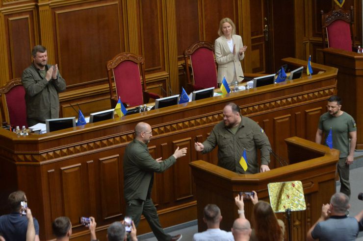 Засідання Верховної Ради України 1 липня. Почесне внесення прапору Європейського Союзу до зали Верховної Ради України. Виступи Президентки Європейської Комісії Урсули фон дер Ляєн та Президента України Володимира Зеленського. Президент України Володимир Зеленський, Голова Верховної Ради Руслан Стефанчук і Прем’єр-міністр Денис Шмигаль підписали Спільну заяву щодо рішення Європейської Ради про надання Україні статусу кандидата на членство у Европейському Союзі.