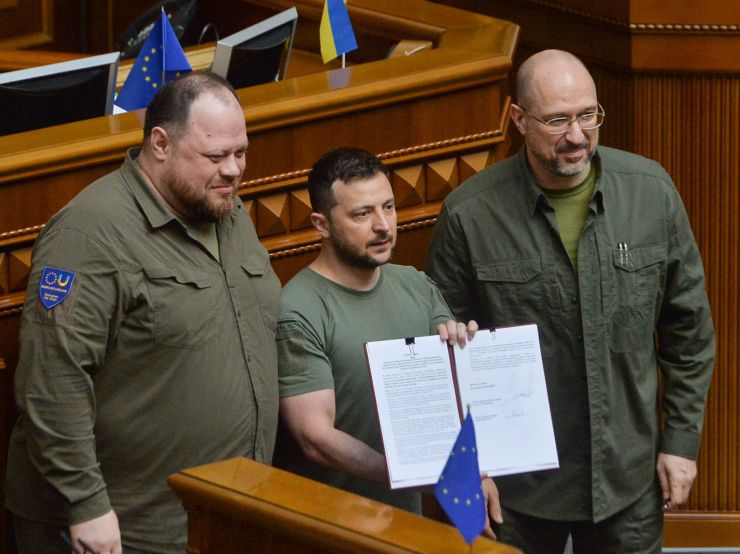Засідання Верховної Ради України 1 липня. Почесне внесення прапору Європейського Союзу до зали Верховної Ради України. Виступи Президентки Європейської Комісії Урсули фон дер Ляєн та Президента України Володимира Зеленського. Президент України Володимир Зеленський, Голова Верховної Ради Руслан Стефанчук і Прем’єр-міністр Денис Шмигаль підписали Спільну заяву щодо рішення Європейської Ради про надання Україні статусу кандидата на членство у Европейському Союзі.