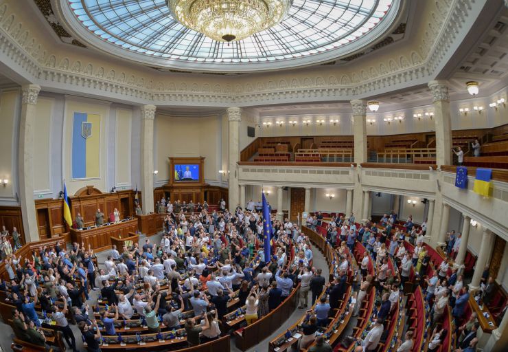 Засідання Верховної Ради України 1 липня. Почесне внесення прапору Європейського Союзу до зали Верховної Ради України. Виступи Президентки Європейської Комісії Урсули фон дер Ляєн та Президента України Володимира Зеленського. Президент України Володимир Зеленський, Голова Верховної Ради Руслан Стефанчук і Прем’єр-міністр Денис Шмигаль підписали Спільну заяву щодо рішення Європейської Ради про надання Україні статусу кандидата на членство у Европейському Союзі.