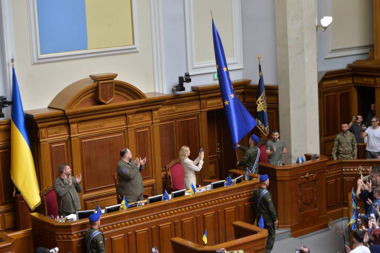 Засідання Верховної Ради України 1 липня. Почесне внесення прапору Європейського Союзу до зали Верховної Ради України. Виступи Президентки Європейської Комісії Урсули фон дер Ляєн та Президента України Володимира Зеленського. Президент України Володимир Зеленський, Голова Верховної Ради Руслан Стефанчук і Прем’єр-міністр Денис Шмигаль підписали Спільну заяву щодо рішення Європейської Ради про надання Україні статусу кандидата на членство у Европейському Союзі.